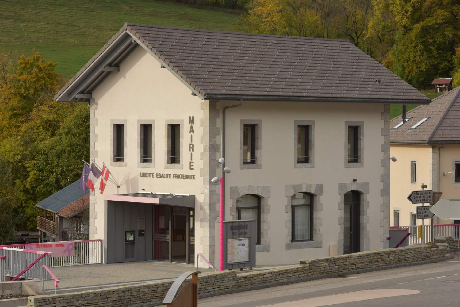 Photo de la construction de la mairie de Boëge réalisée par l'entreprise Jolly Constructions Bois