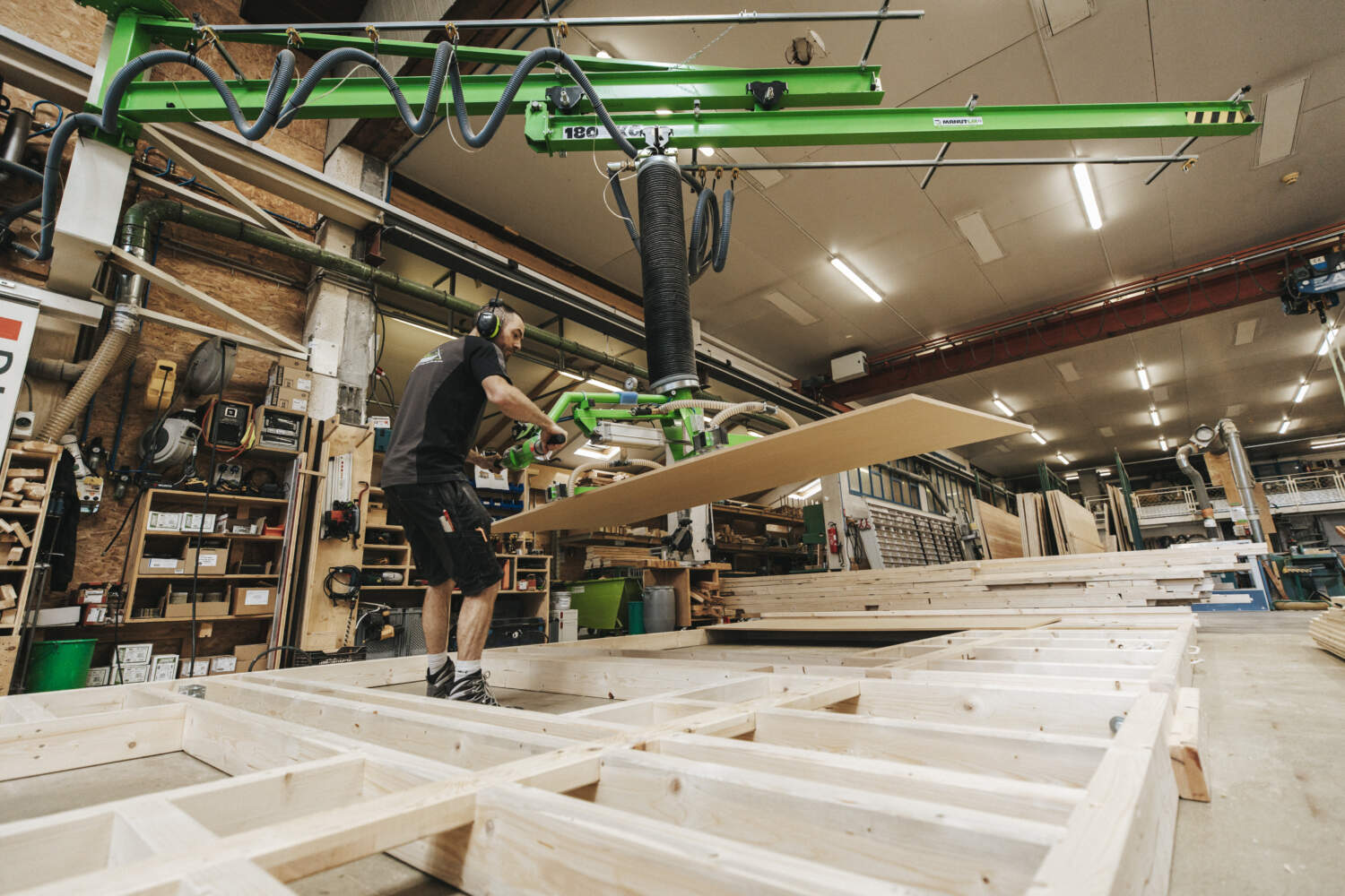 Photo d'un artisan entrain de travailler le bois dans l'atelier de Jolly Constructions Bois à Saint-André-de-Boëge