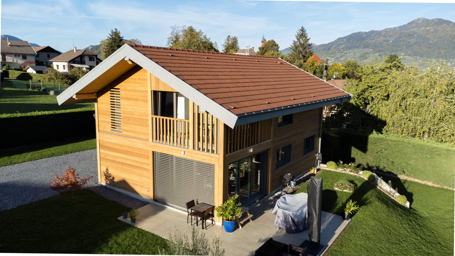 Vue extérieure d'une construction contemporaine à Peillonnex